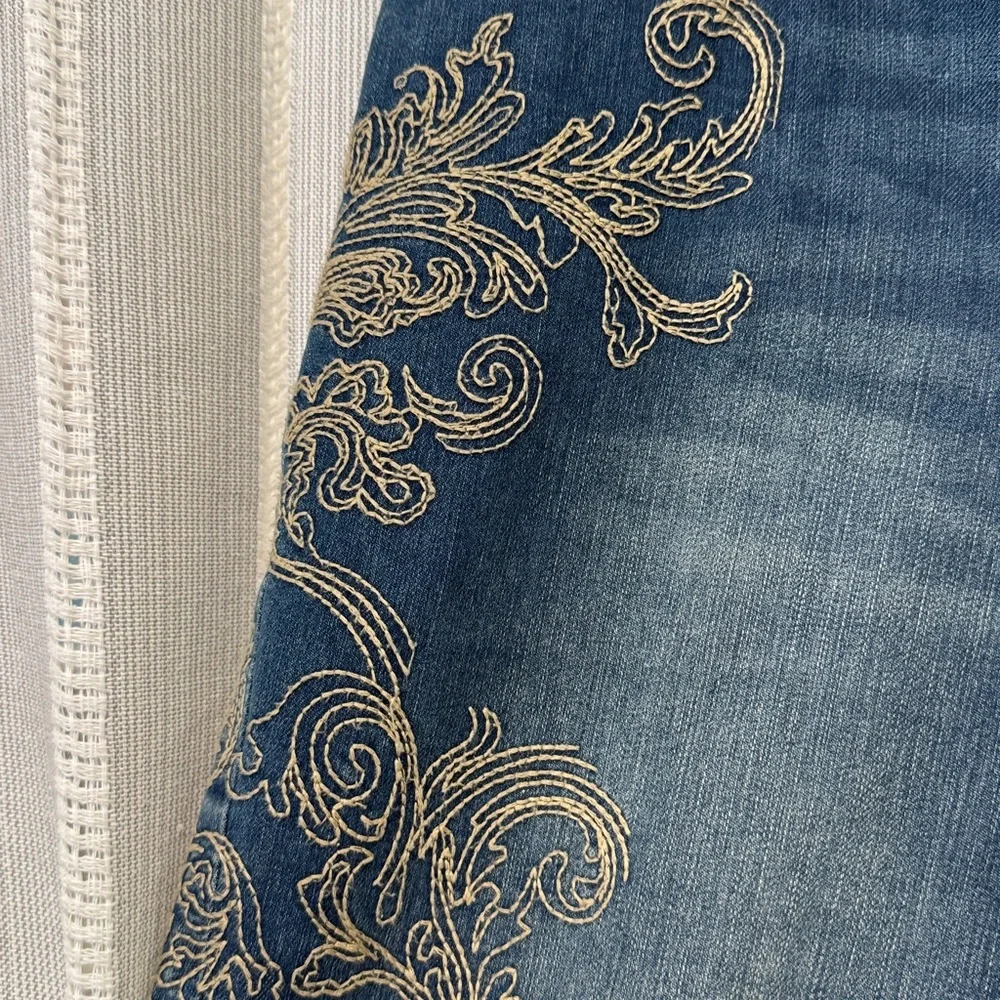 Chico’s Embroidered Platinum Jeans Light Wash US size 6R / Chicos size‎ 0.5R